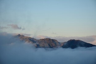 云海中的壮丽山峦