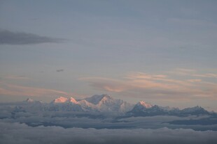 云海之上的壮丽雪山