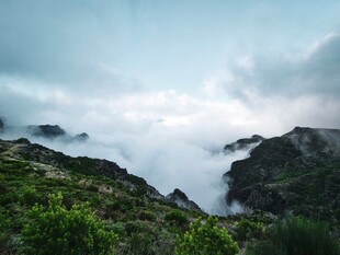 云雾缭绕的山间美景