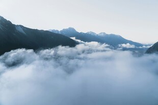 云海中的壮丽山峦景观