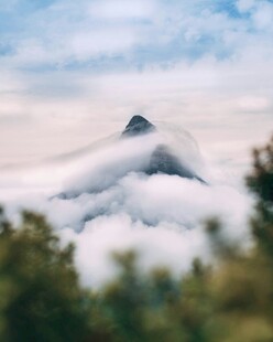 云雾缭绕中的巍峨山峰