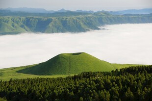 山峦云海间的翠绿景致