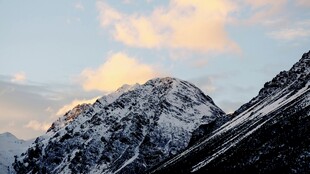 雪山之巅的绚烂霞光