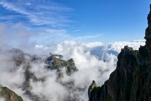 云海中的巍峨山峰