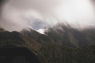 云雾缭绕的壮美山峦