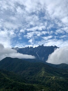云雾缭绕的壮美山峦景色