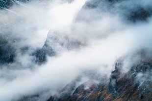 云雾缭绕的壮丽山峦