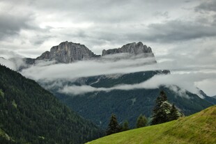云雾缭绕的壮美山峦景色