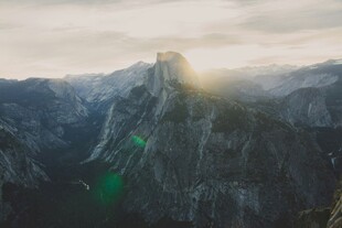 日出照耀下的壮丽山峰