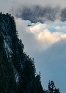 云雾缭绕的巍峨山峰