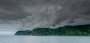 乌云笼罩下的海岸风光