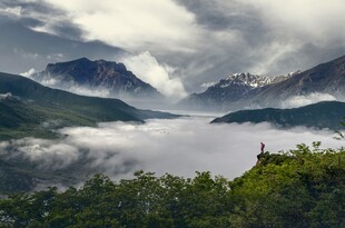 山间云海缭绕的壮美景色