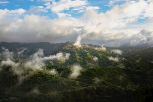 云雾缭绕的壮美山峦景色