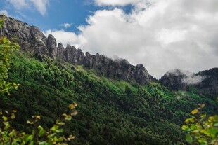 青山峻岭间的壮美风光