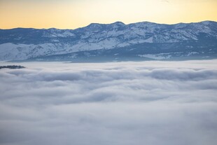 云海之上的壮丽雪山景观