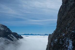 云海间的巍峨山景