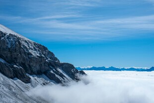雪山云海壮丽风光