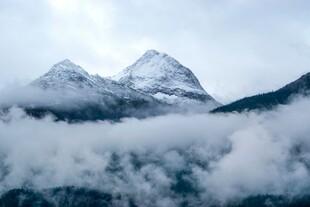 云雾缭绕的巍峨雪山