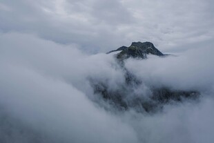 云雾缭绕中的巍峨山峰
