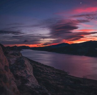 湖畔绚丽晚霞星空美景