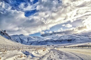 冬日雪山公路壮丽景观