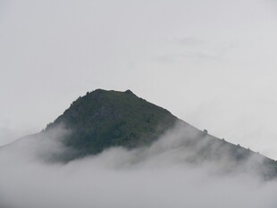 云雾缭绕中的巍峨山峰