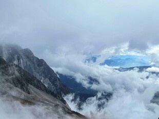 云雾缭绕的壮丽山景