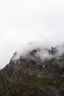 云雾缭绕的巍峨山峰