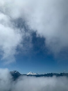 蓝天白云下的巍峨雪山