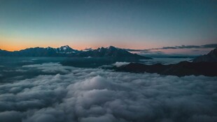 云海之上的壮丽山景