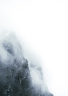 云雾缭绕的巍峨山峰