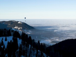 雪山远眺美景