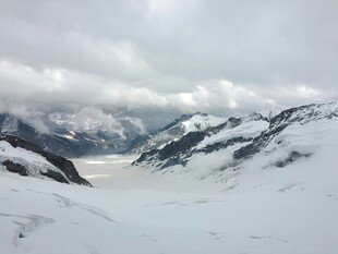 雪山云海壮丽自然景观