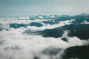 云海中的山峦美景
