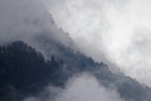云雾缭绕的山间美景