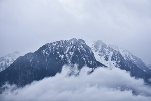 云雾缭绕的巍峨雪山
