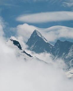云海中的巍峨山峰