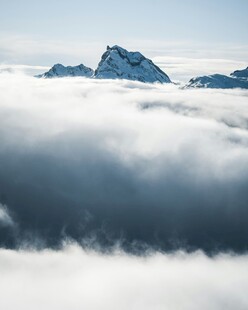 云海之上的巍峨山峰