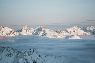 壮丽雪山云海景观