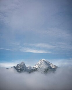 云海中的巍峨雪山