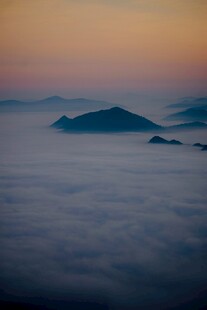 云海之上的壮丽日出景观