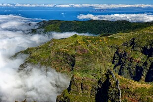 高山云海壮丽自然景观