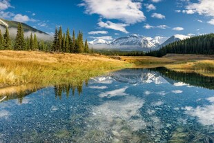 山间清澈湖泊美景