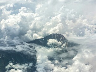 云海中的孤峰