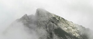 云雾缭绕的巍峨山峰