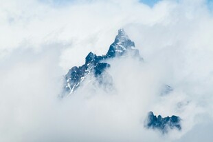 云雾缭绕中的巍峨山峰