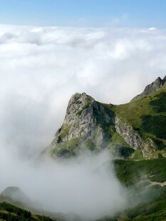 云雾缭绕的壮美山峰