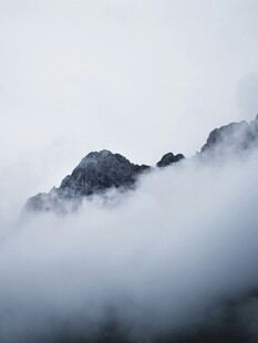 云雾缭绕的巍峨山峰