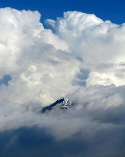 云端雪山美景