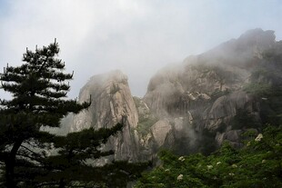云雾缭绕的壮美山峰